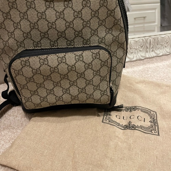 Gucci backpack wearing for couple time very beautiful and very good condition - Picture 7 of 8